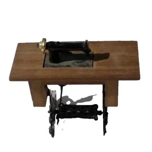 VINTAGE Miniature Doll House Treadle Sewing Machine - Picture 3 of 3